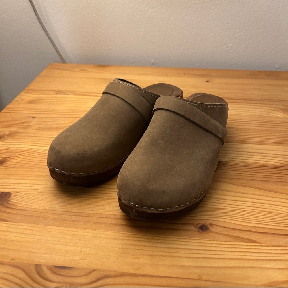 Classic Taupe Clogs in Oiled Nubuck on Brown Base | Lotta from Stockholm